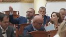 PD rikthehet në Kuvend, bllokon Avokatin e Popullit, risjell kërkesat e prote...