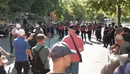Tensione para Kuvendit, protestuesit heqin gardhin metalik dhe qëllojnë me ve...