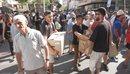Parlamenti në shtetrrethim, qytetarët në protestë. Policia u përgjigjet me uj...