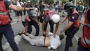 Parlamenti nën rrethim, tensione jashtë Kuvendit, protestuesit përplasen me P...