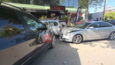 Drejtuesi i BMW humb kontrollin dhe përplaset me dy makina, një person përfun...
