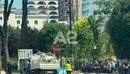 Policia tenton të largojë protestuesit nga bulevardi, hiqen karriget dhe inst...