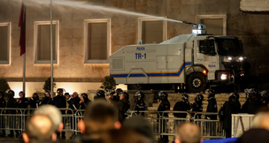 Policia tenton të shpërndajë turmën me ujë, protestuesit heqin barrierat metalike para Kryeministrisë 