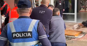 Vrau një polic dhe plagosi një tjetër, autori mbërrin në spitalin e Korçës