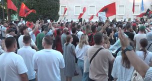 Protesta në ditën e trembëdhjetë/ Qytetarët mblidhen përballë Kryeministrisë, kërkohet largimi i Edi Ramës