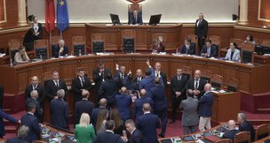 Seanca rinis me tensione, demokratët nuk lëshojnë foltoren