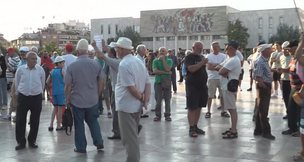 Protesta në ditën e 28-të, qytetarët grumbullohen para Kryeministrisë