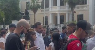 Tensionohet situata para Kuvendit, Lapaj u bashkohet protestuesve, ata i kërkojnë të largohet