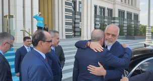 Takimi dypalësh në Ankara. Erdogan pret Ramën me shtrëngim duarsh, e përcjell me përqafim