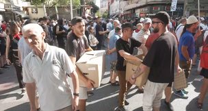 Parlamenti në shtetrrethim, qytetarët në protestë. Policia u përgjigjet me ujë dhe gaz lotjellës
