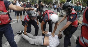 Parlamenti nën rrethim, tensione jashtë Kuvendit, protestuesit përplasen me Policinë