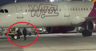 “Ndaloje avionin!” Dy pasagjerë shpërthejnë derën e sigurisë dhe vrapojnë në pistë