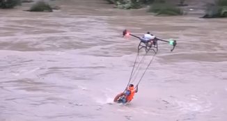 Ishte bllokuar nga lumi i rrëmbyer, fermeri shpëtohet me dron