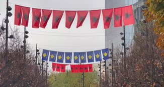 Prishtina vishet kuqezi për 28 Nëntorin