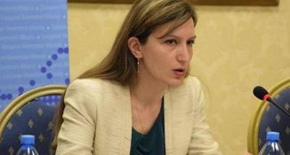 Theu masën e arrestit shtëpiak dhe tentoi t'i djegë makinën ish-bashkëjetuesit, arrestohet sërish drejtoresha në Ministrinë e Brendshme