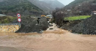Situatë problematike nga reshjet dhe prurjet në Qarkun e Korçës, evakuime familjesh dhe vështirësi në qarkullim