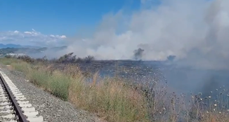 Zjarr në Koxhas të Shijakut, flakët përhapen me shpejtësi nga era