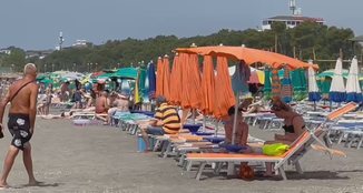 Rreziku nga dielli, ekspertët: Frekuentoni plazhin në orët kur rrezatimi nuk është i fortë