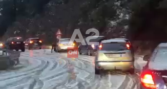 Borë e dendur në Llogara, bllokohet qarkullimi i automjeteve