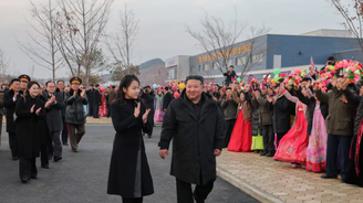 Vajza misterioze e Kim Jong-un rikthehet në skenë, rindezen dyshimet për trashëgimtarin e pushtetit