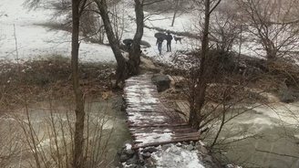 Izolimi në Shtrezë, reshjet dhe ura e dëmtuar lënë nxënësit jashtë shkollave