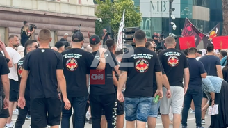 Tifozët kuqezi bojkotojnë miqësoren e kombëtares, i bashkohen protestës para Kryeministrisë