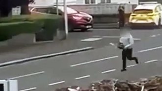 Shqiptari me sharrë elektrike në dorë ndjek policët britanikë në mes të rrugës