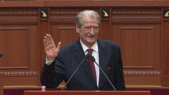 A është hequr “non grata”? Berisha pritet më duartrokitje në Parlament: Unë erdha, u krye