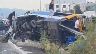 Aksident i rëndë në autostradë, furgoni del nga rruga, njerëzit mbeten të bllokuar brenda