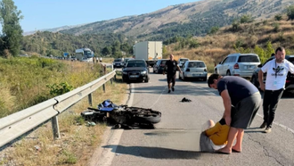 Aksident i rëndë në aksin Gjirokastër-Tepelenë, motoçiklisti përplaset me maunen dhe humbet këmbën