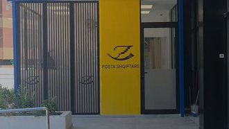 Dyshohet se përfitoi rreth 700 mijë euro, shkarkohet drejtoresha e Postës së Durrësit