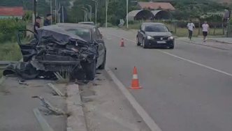 Me shpejtësi tej normave, drejtuesi i automjetit përplaset me barrierat mbrojtëse në aksin Pogradec - Qafë Plloçë