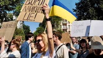 Shkarkimi i ministrit të mbrojtjes nga Zelensky shkakton protesta në Ukrainë