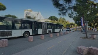 Dy shoferë sherr me leva përballë Ministrisë së Brendshme, arrestohen nga policia