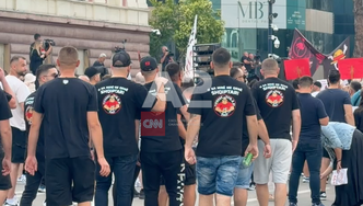 Tifozët kuqezi bojkotojnë miqësoren e kombëtares, i bashkohen protestës para Kryeministrisë