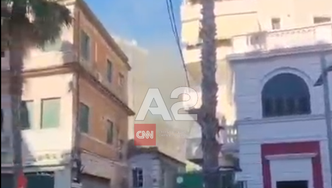 Durrës, zjarr në një objekt në bulevardin kryesor
