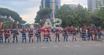  Ndeshja Shqipëri-Izrael, policia vendos gardh metalik te ura e Lanës
