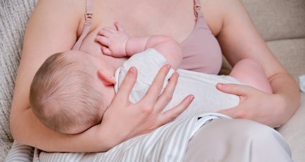 Trauma e fëmijërisë lë gjurmë edhe në qumështin e gjirit