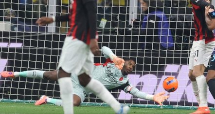 Maignan hero, Milan fiton derbin dhe kalon Interin në renditje