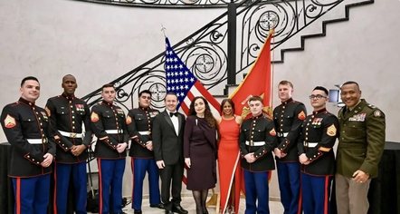 Osmani merr pjesë në mbrëmjen tradicionale në nderim të marinsave amerikanë