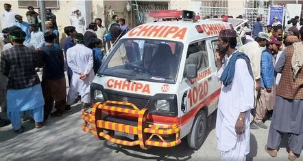 Persona të armatosur dhe kamikazë sulmojnë forcat e sigurisë në Pakistan