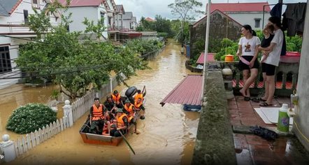 Vietnami i shkatërruar nga përmbytjet, mbi 90 viktima