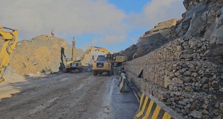 Qukës-Qafë Plloçë, firma ndërtuese nis punën për largimin e shkëmbinjve të rënë