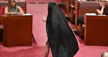 Me burka në Parlament kërkon ndalimin e tyre, kritikohet ashpër senatorja australiane
