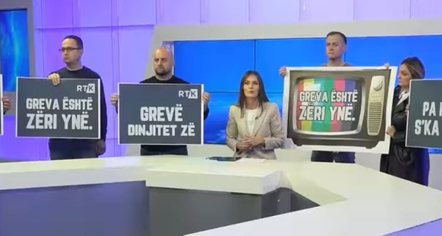 “Greva është zëri ynë”, punonjësit e RTK në protestë