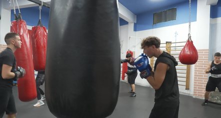 Pasioni në ring, boksi ngjall interes te brezi i ri, ëndërrojnë për medalje