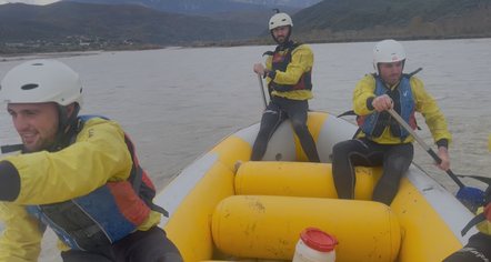 Nga Skrapari në Berat me gomone, pasioni për rafting në ndihmë të njerëzve në nevojë