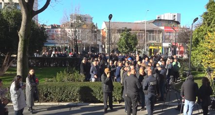 “LDK po mban peng Prishtinën”, ministri në detyrë reagon pas protestës. Kryeqyteti i paralizuar