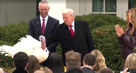 Trump fal gjelat e Falënderimeve në ceremoninë e Shtëpisë së Bardhë