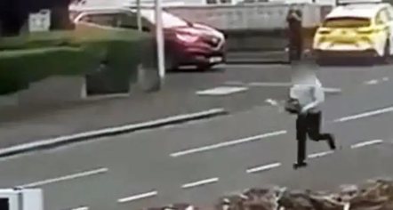 Shqiptari me sharrë elektrike në dorë ndjek policët britanikë në mes të rrugës